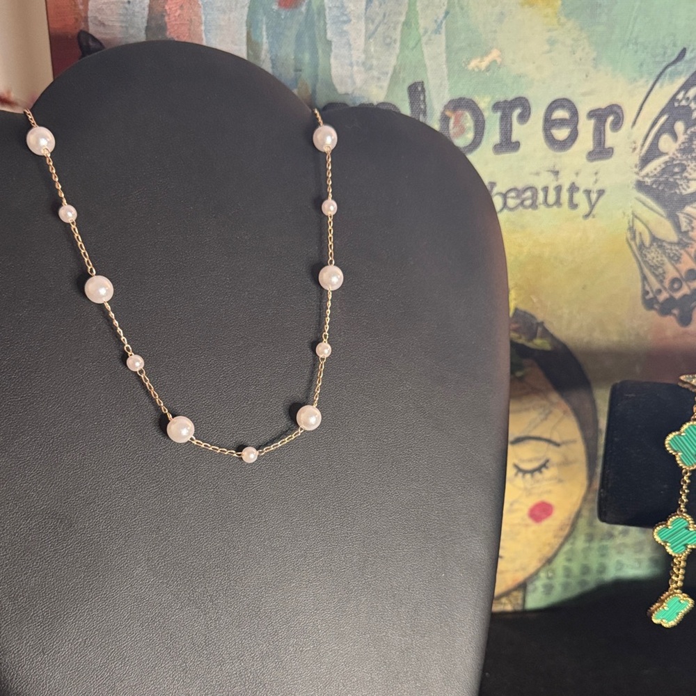 Elegant Gold and Pearl Necklace